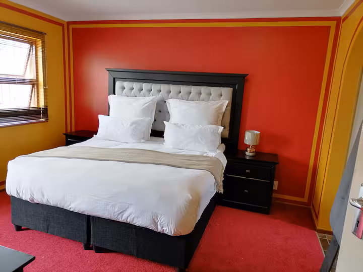 Cape Town bedroom at Adilo Villa